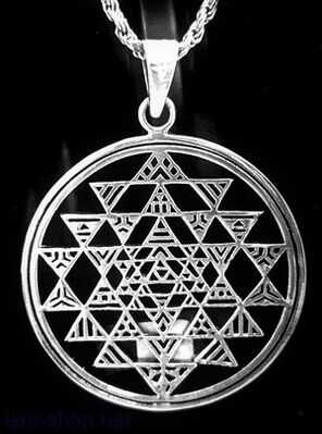 O amuleta de metal care atrage norocul sub forma unui pandantiv