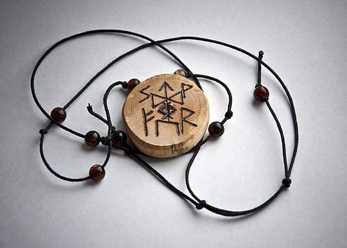 Amuletă din lemn
